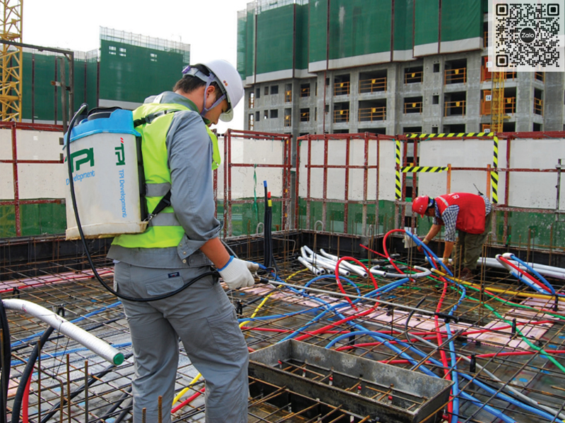 Hình ảnh công nhân thi công chất tháo ván khuôn TPI BC-W